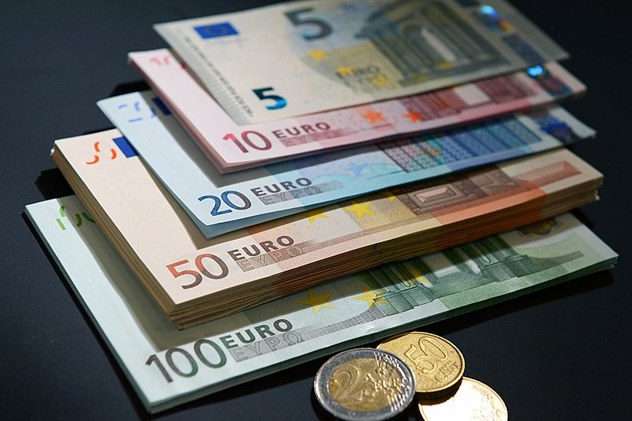 У світі очікують ослаблення євровалюти, – Bloomberg
