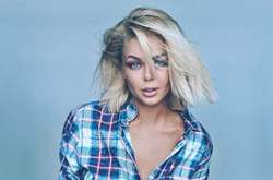 Алина Гросу в ярком образе прогуливается по Баден-Бадену (фото)