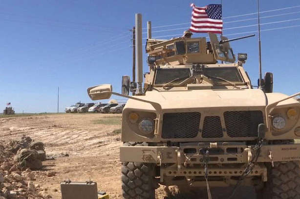 Американці перегородили дорогу російським військовим в Сирії (відео)