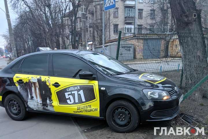 У Києві таксі влетіло на територію дитячого садочку (фото)