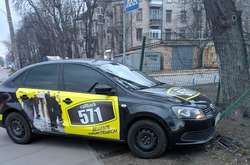 У Києві таксі влетіло на територію дитячого садочку (фото)