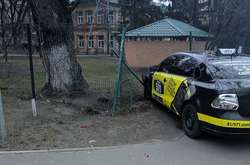 В Киеве такси влетело на территорию детского сада (фото)