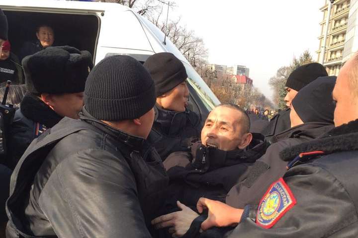 У Казахстані на мітингах опозиції затримано понад сотню людей