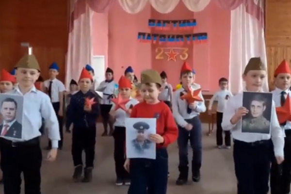 Дітей у «ДНР» змусили марширувати з портретами «Гіві» (відео)