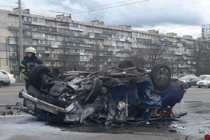 ДТП у Києві. Автомобіль ВАЗ перекинувся і загорівся (відео)