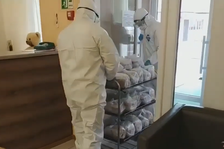 З’явилося незвичайне відео доставки їжі в санаторій Нових Санжар