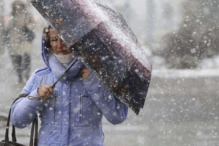 Дощ, мокрий сніг та сильний вітер: сьогодні в Україні погіршиться погода