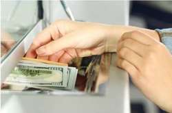 Названы три главные страны, откуда заробитчане пересылают деньги в Украину