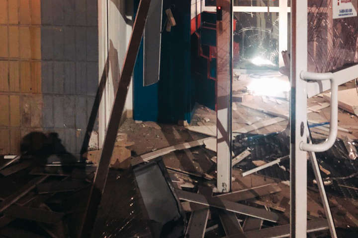 Вночі прогримів вибух у банку в Києві (фото, відео)