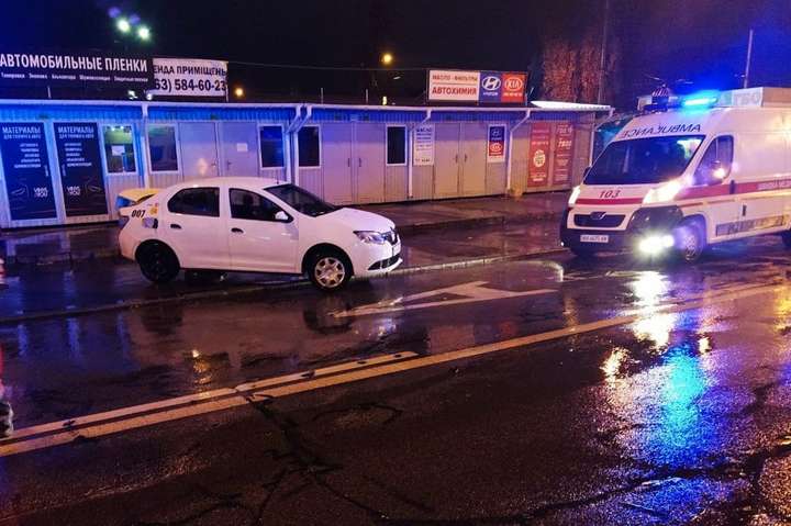 На бульварі Перова зіткнулися «швидка» і таксі: легковик відкинуло на тротуар (фото)