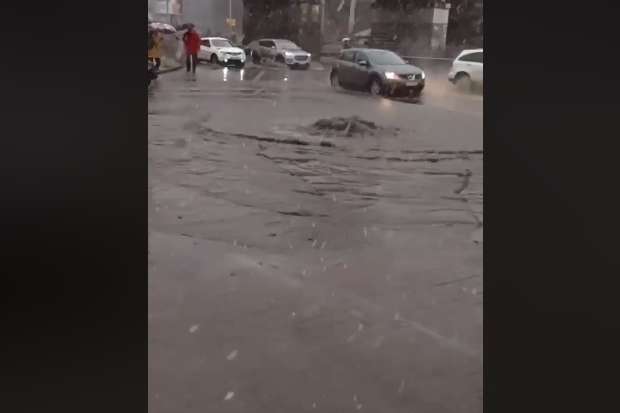 Київ поплив: через дощ зі снігом затопило декілька вулиць (відео)
