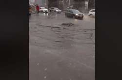 Київ поплив: через дощ зі снігом затопило декілька вулиць (відео)