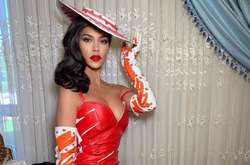 Кортни Кардашьян в слишком пикантном наряде позировала у плиты (фото)