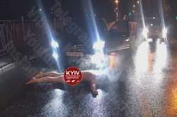 У Києві неадекватний водій влаштував голий перформанс (відео)