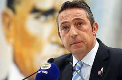 Президент «Фенербахче» устроил потасовку с фанатами после поражения в стамбульском дерби