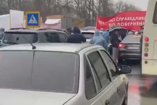 Мітингувальники заблокували в’їзд у Київ на Одеській трасі (відео)