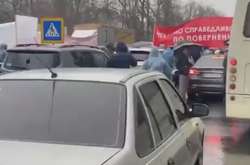 Жителі селища Новосілки перекрили трасу, вимагаючи повернути громаді стадіон