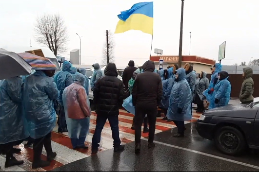 «Верните стадион!»: жители Киевщины перекрыли трассу