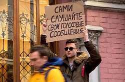 Киевлянин устраивает абсурдные одиночные пикеты