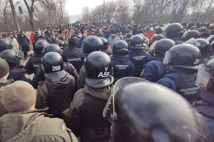74% украинцев не поддерживают протесты против эвакуации своих сограждан из Китая