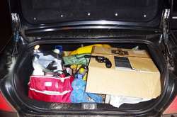 Патрульні при огляді в багажнику автомобіля виявили пакет зі зброєю і боєприпасами