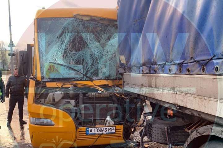 У Києві маршрутка з пасажирами влетіла у вантажівку, 11 людей госпіталізовано 