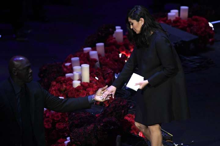 На церемонію прощання з Кобі Браянтом принесли понад 35 тисяч троянд