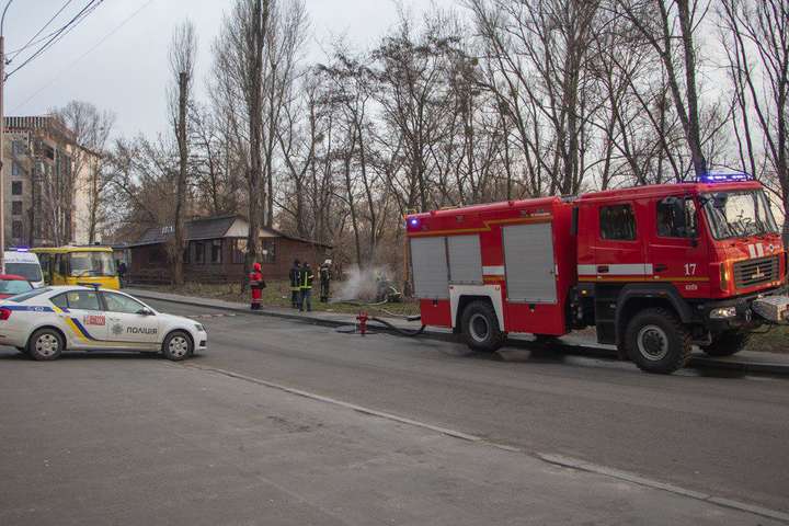 У Києві під час гасіння пожежі рятувальники знайшли три трупи в люку теплотраси