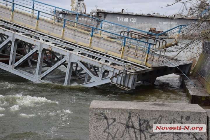 Ветер разрушил мост в Николаеве (видео)