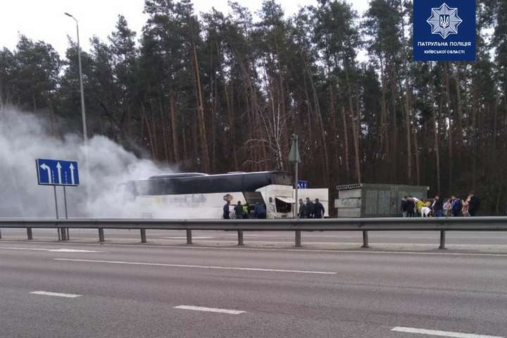  Поблизу в’їзду до столиці загорівся автобус із пасажирами