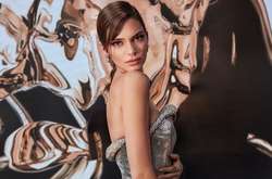  24-летняя звезда предстала в очередном эффектном образе 
  