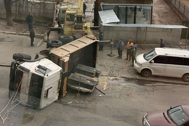 У Києві поблизу палацу «Україна» перевернувся самоскид із вантажем 
