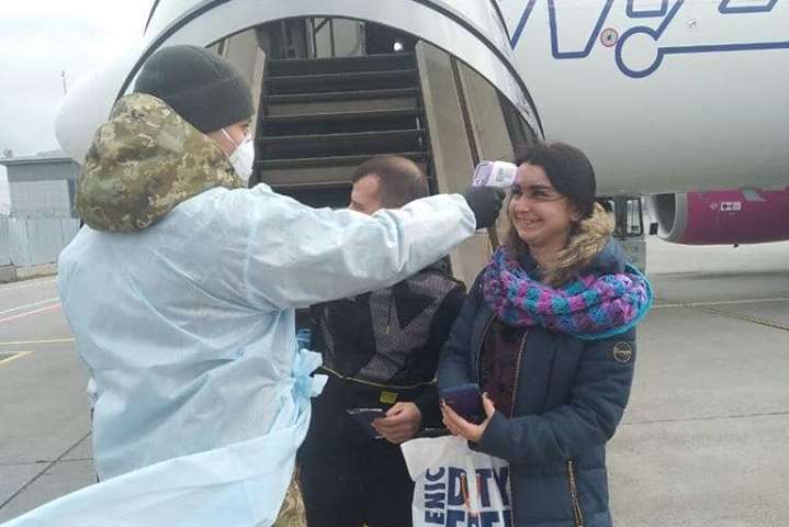 В аеропорту «Київ» пасажирів з Італії зустрічає лікар-епідеміолог (фото)