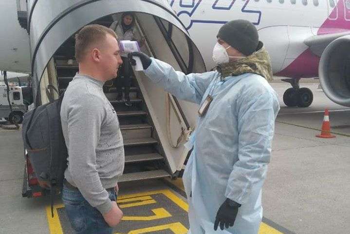 Аэропорт «Киев» начал проверять температуру пассажиров из Италии (фото)