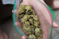 На Чернігівщині солдат продавав на службі канабіс