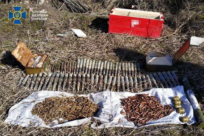На Луганщині поблизу лінії розмежування СБУ виявила схрон із артилерійськими снарядами