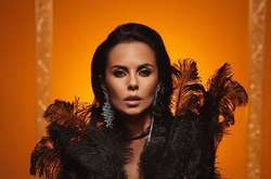 Настя Каменских поделилась с поклонниками фото из студии звукозаписи