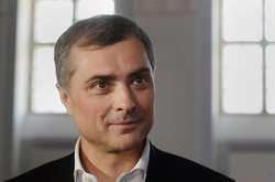 Політичний ексгібіціонізм від московського нарцисика Суркова