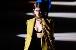 Кайя Гербер в лифчике из латекса звездой показа Saint Laurent в Париже