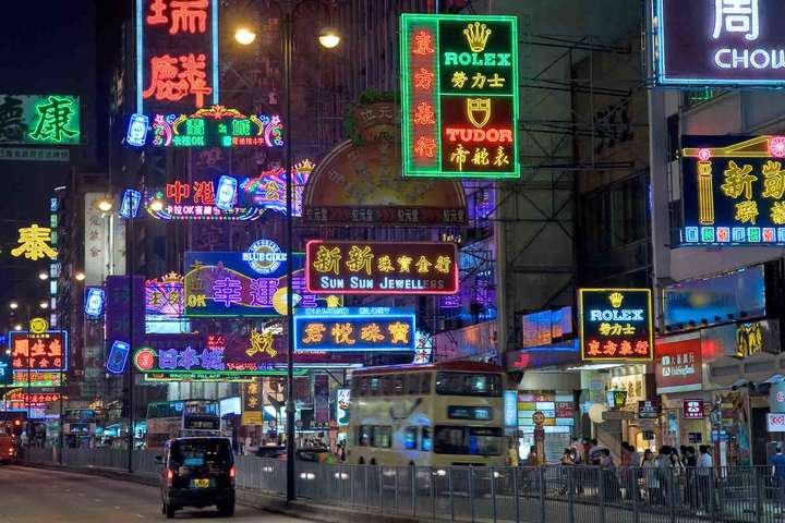 Влада Гонконгу пообіцяла роздати кожному дорослому мешканцю по $1300