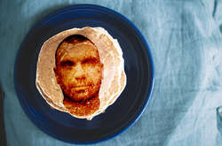 Британские полицейские изобразили лица подозреваемых на блинах, чтобы быстрее их найти