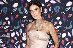  Вечно молодая Деми Мур прилетела на Неделю моды в столицу Франции 
  