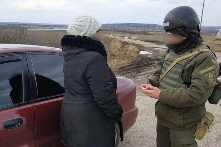 На Луганщині військові затримали жінку, яка працювала на бойовиків 