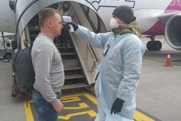 Пасажирка, яка прибула з Італії до Києва, обурена, що її погано перевірили на коронавірус