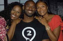  Родные оплакивают гибель 41-летнего баскетболиста и его 13-летней дочери Джанны 
  