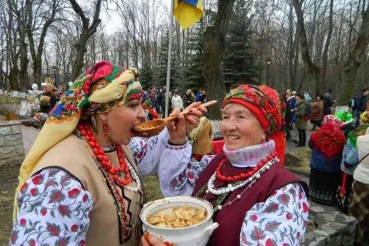 «Дуже багато вареників з сиром та сирних бабок». У Києві на вихідних святкуватимуть Колодія (Масницю)