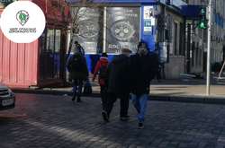 Раніше пішоходи у цій частині вулиці Васильківської порушували правила дорожнього руху, перебігаючи дорогу без наземного переходу 