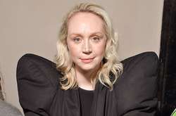 Сыгравшая Бриенну Тарт в «Игре престолов» актриса превратилась в Гулливера (фото)