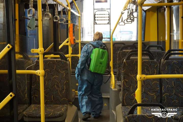 Как дезинфицируют общественный транспорт в Киеве (фото, видео)