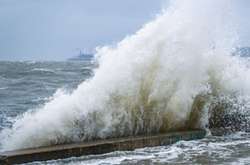 Азовське море штормить: хвилі можуть сягнути двох метрів